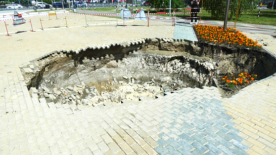 В Сургуте «латают» яму на центральной площади