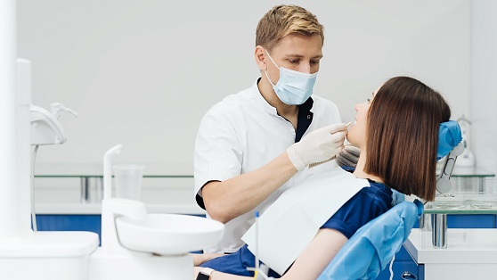 Жители Октябрьского могут сделать ультразвуковую чистку зубов в новом стоматологическом кабинете