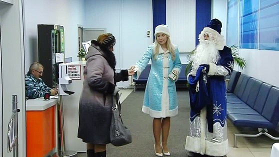 В Сургуте Дед Мороз помогает заплатить налоги