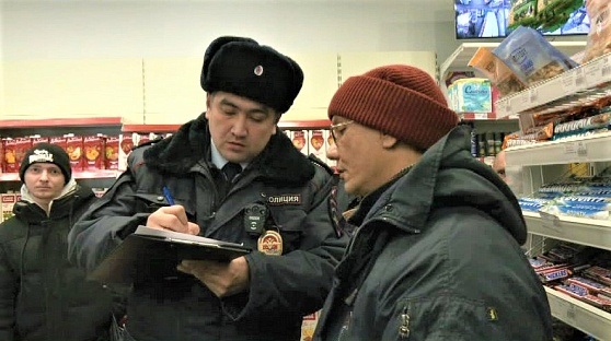 Контрольная закупка: в Ханты-Мансийске проверили магазин, который продаёт алкоголь «из-под полы»