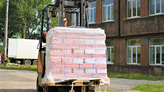 В Макеевку из Югры доставили 137 тысяч учебников