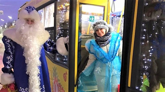 В Ханты-Мансийске Деды Морозы будут встречать детей в аэропорту и автобусах 