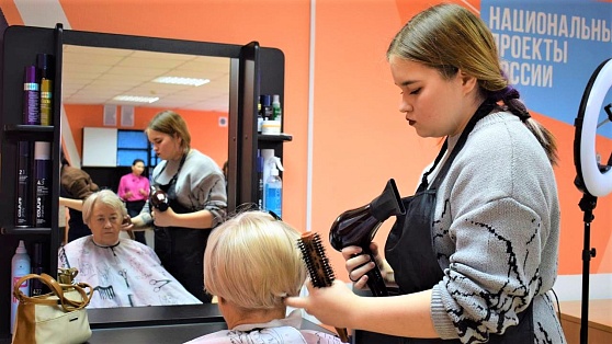 В Нефтеюганске будущие парикмахеры устроили «День красоты»