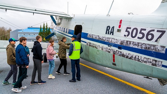 В Ханты-Мансийске «Барсы» прокатили на самолёте детей военнослужащих