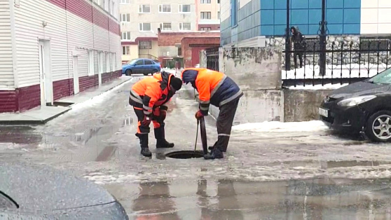 В Сургуте после ноябрьских осадков откачивают лужи с улиц
