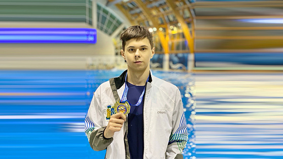 Югорский пловец Антон Мальцев помог переписать юношеский мировой рекорд