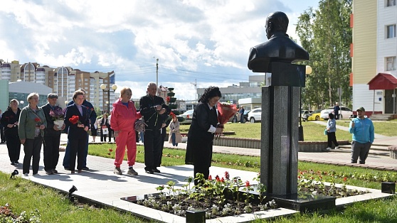 В Нефтеюганске прошёл митинг памяти мэра Владимира Петухова