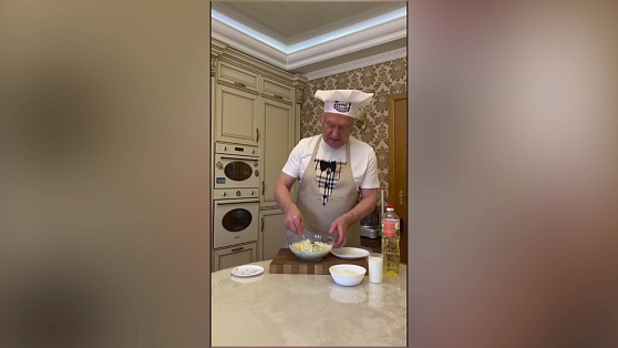 Известный кулинар и глава Белоярского района Сергей Маненков поделился фирменным рецептом блинов