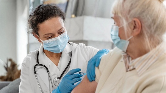 В сургутских поликлиниках прививают сразу против ковида и гриппа