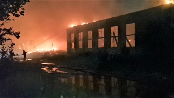 В Сургуте тушили крупный пожар