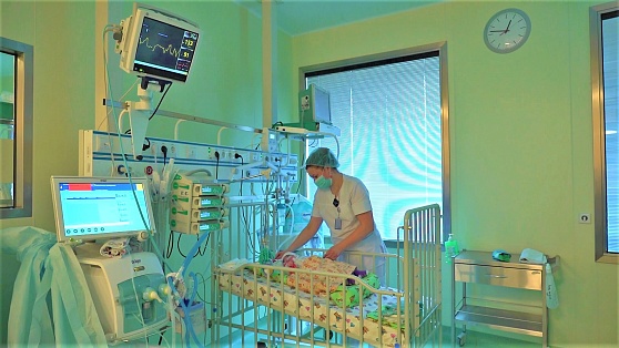 Медсёстры сургутского перинатального центра рассказали, как выхаживают недоношенных детей