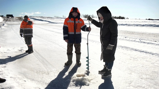 Журналист ОТРК «Югра» сменила микрофон на бур, чтобы оценить прочность льда на переправах