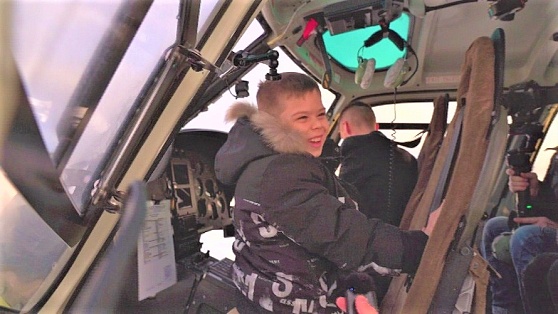 Мальчик из Пыть-Яха исполнил мечту сесть за штурвал вертолёта