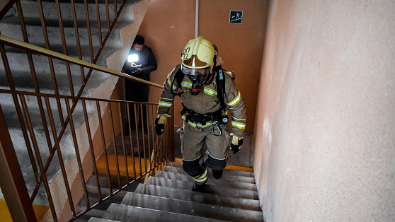 За 3 минуты на 25 этаж: пожарный из Югорска быстрее всех штурмовал высотку
