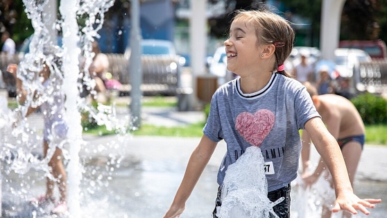 В Нягани дети спасаются от жары в городских фонтанах