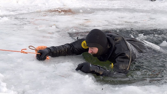 В Нефтеюганске спасатели тренировались спасать людей на льду