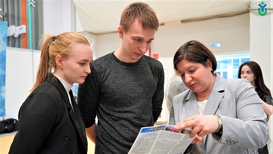 На «Ярмарке вакансий» в Ханты-Мансийске студенты заполнили свои первые резюме