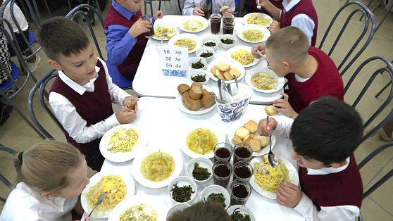 На обед сургутским школьникам теперь предлагают популярные блюда мировой кулинарии