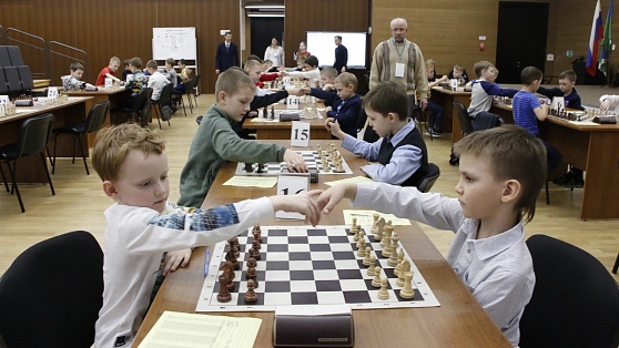 В Ханты-Мансийске юный шахматист попытался обыграть международного гроссмейстера Карякина