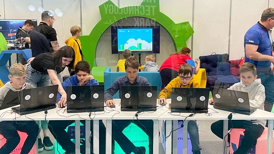 Югорских школьников на IT-форуме учат собирать роботов