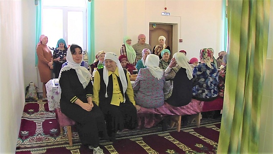 В мечети Советского собрали женский ифтар