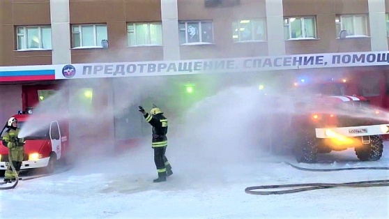В Сургуте новоиспечённого пенсионера пожарные облили водой