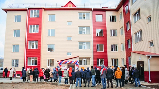 В Пойковском переселенцы из аварийного жилья заселились в новые квартиры