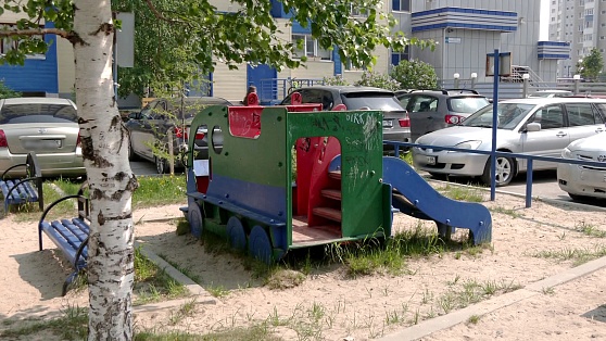 Надписей не останется: в Сургуте ремонтируют детские площадки