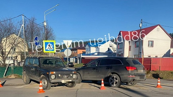 В Ханты-Мансийске машины не поделили дорогу