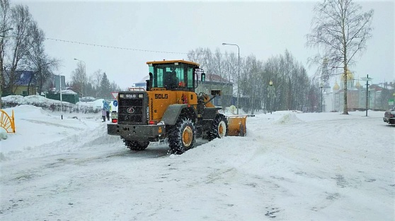 Коммунальщики борются со стихией: в Ханты-Мансийске утренняя метель создала коллапс на дорогах