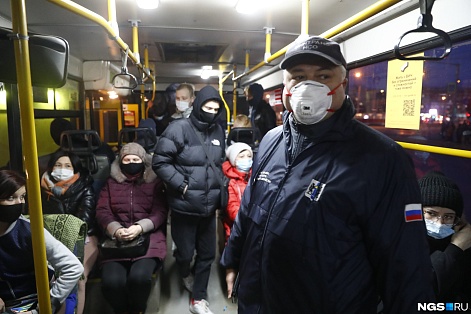 Югорчан просят не забывать носить маски в местах скопления людей