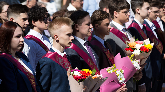 Наталья Комарова поздравила югорских выпускников