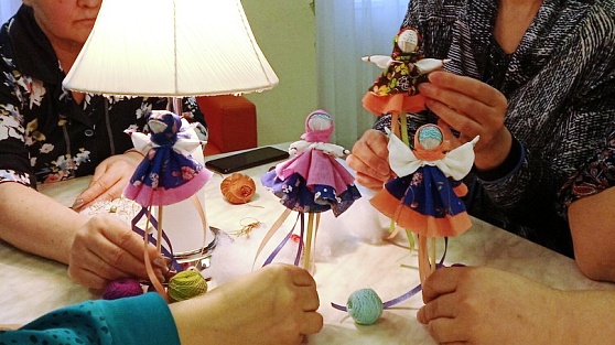 Пациентов ханты-мансийской ОКБ на арт-терапии учат делать кукол