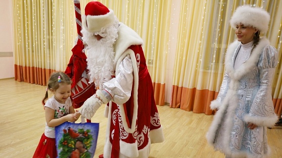 В Советском районе Дед Мороз пришёл к пациентам детского отделения больницы