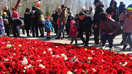Вартовчане возложили цветы к мемориалу землякам, погибшим в годы ВОВ