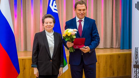 Наталья Комарова в Нефтеюганске вручила награды нефтяникам