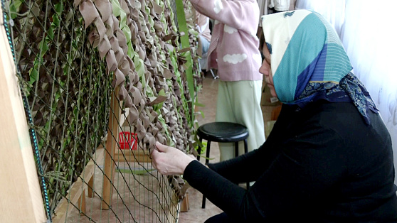 Прихожане сургутского храма плетут маскировочные сети для бойцов СВО