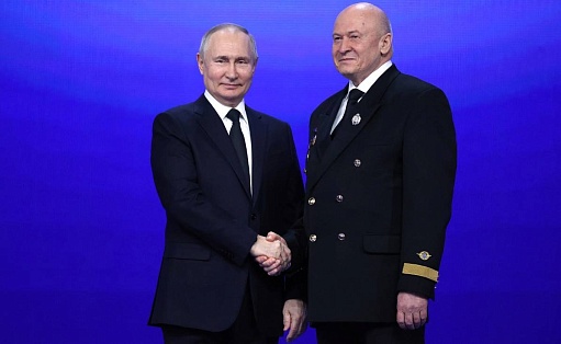 Владимир Путин наградил пилота вертолета из Югры