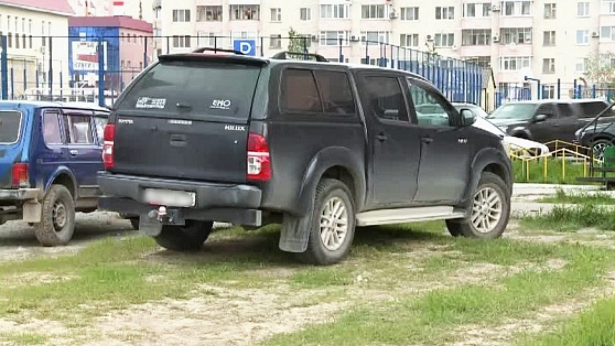 На газоне машинам не место: нефтеюганские полицейские вышли в рейд по парковкам
