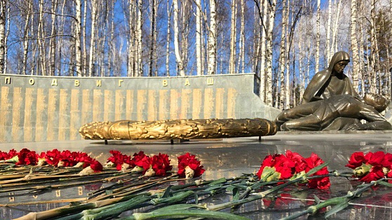 Участники IT-форума возложили цветы к Мемориалу Славы в Ханты-Мансийске