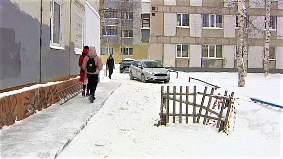 Жителей Нижневартовска обеспокоил провал грунта возле дома