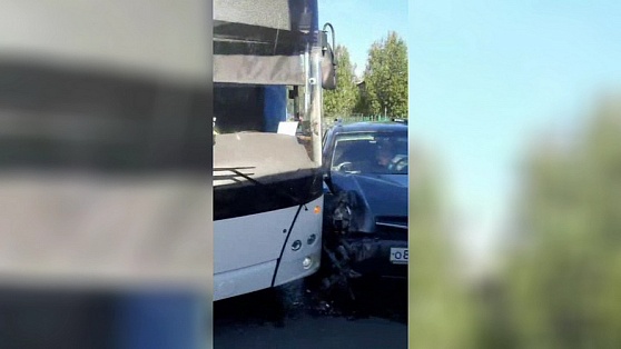 В Ханты-Мансийске рейсовый автобус столкнулся с иномаркой