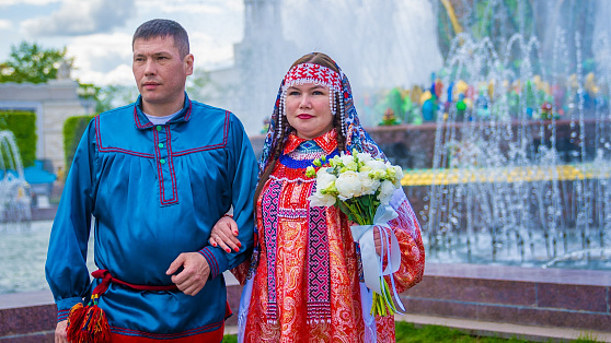 Пара из Югры приехала на свадебный фестиваль в эксклюзивных костюмах