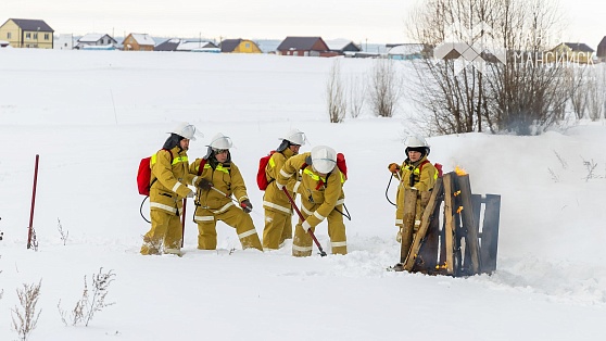 Огонь тушили с помощью воздушных пушек: в Ханты-Мансийске пожарные провели тренировку