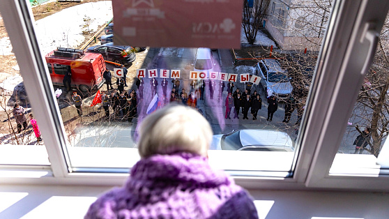 Под окнами ветеранов в Сургуте прошли парадом земляки