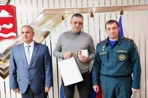 Жителя Свердловской области наградили за спасение мужчины на озере в Югре