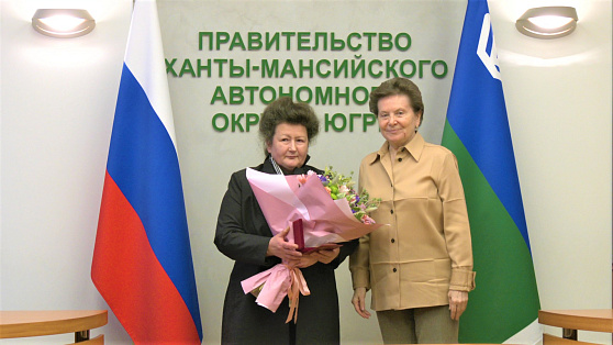 Наталья Комарова наградила заместителя директора финансов
