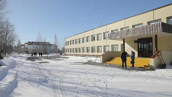 Школу в посёлке Каркатеевы Нефтеюганского района могут отремонтировать до 1 сентября