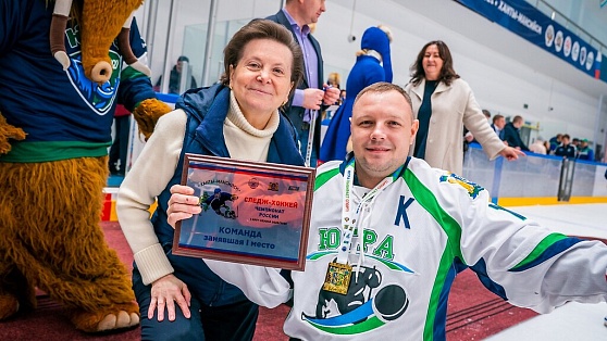 Наталья Комарова наградила югорских следж-хоккеистов