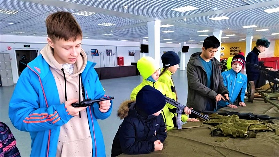 В столице Югры юным спортсменам показали АК-12 и пулемет «Максим»  